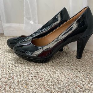 Clarks Size 8 black patent platform pump